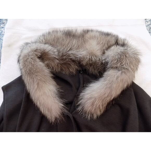 St. John poncho cape with fur collar size Medium NWT - Picture 7 of 16